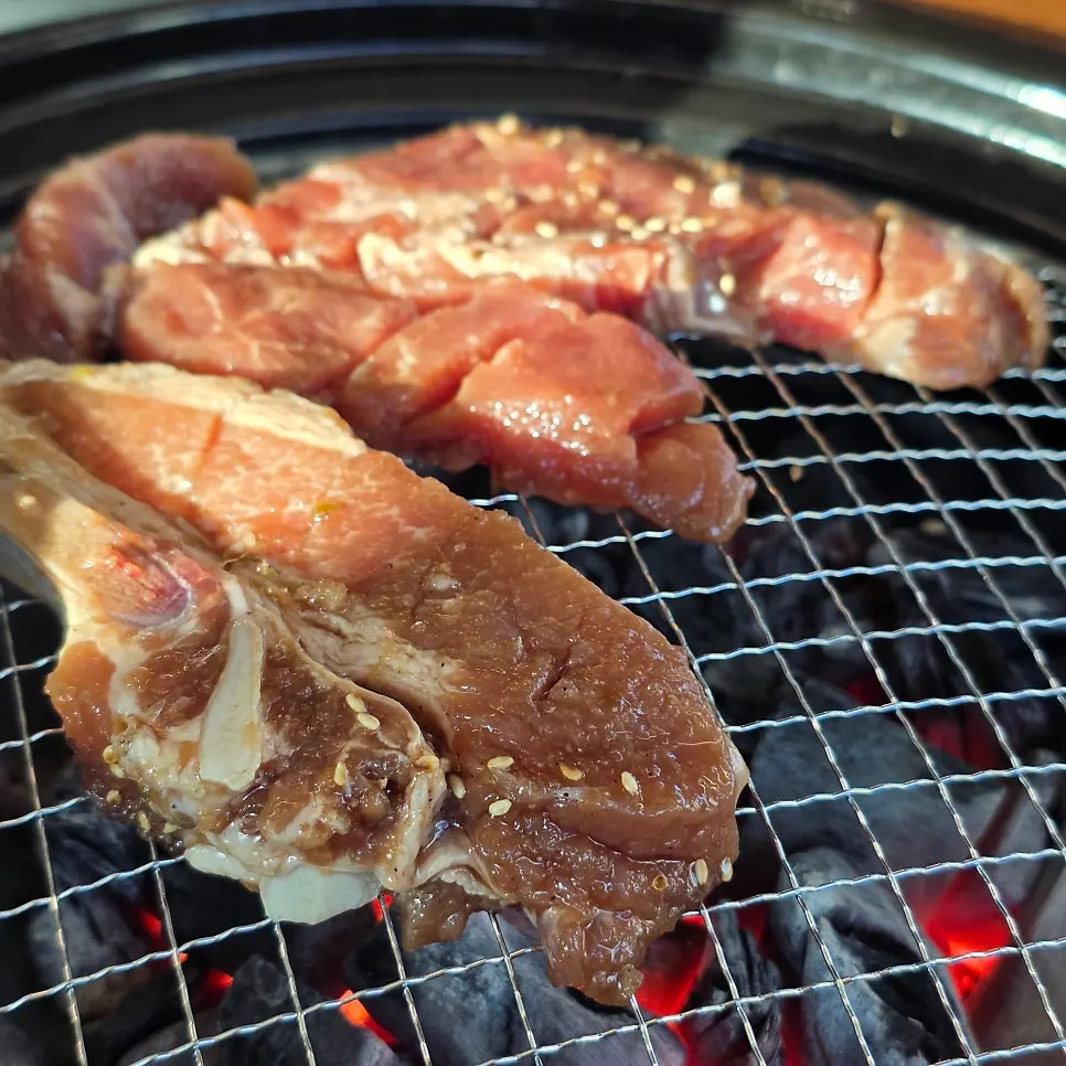 돼지갈비 메뉴 안내가 보이는 매장 게시물