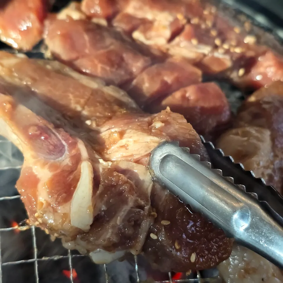 야채와 찬을 가져다 먹는 셀프바 코너