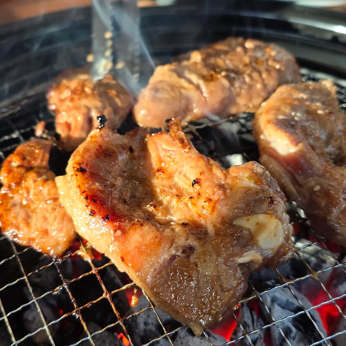 셀프바에 담긴 신선한 야채와 반찬