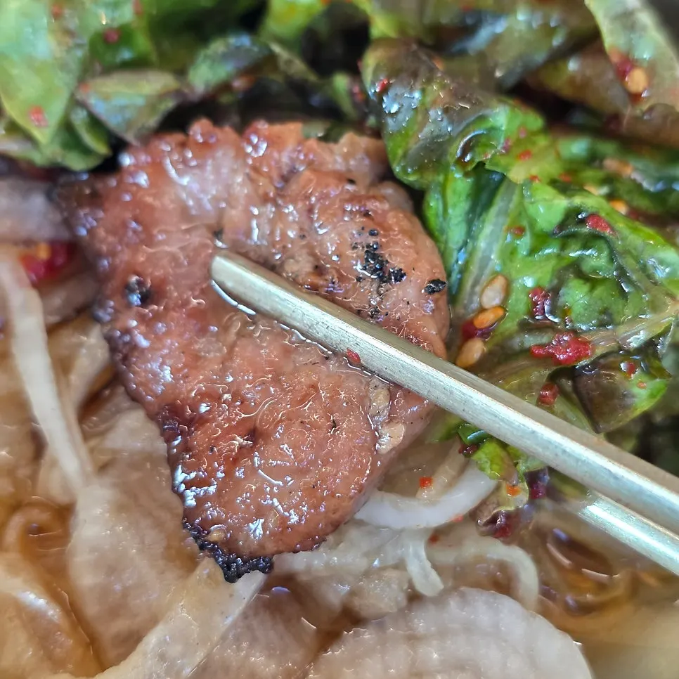칼집 넣은 양념 돼지갈비 생고기 접시