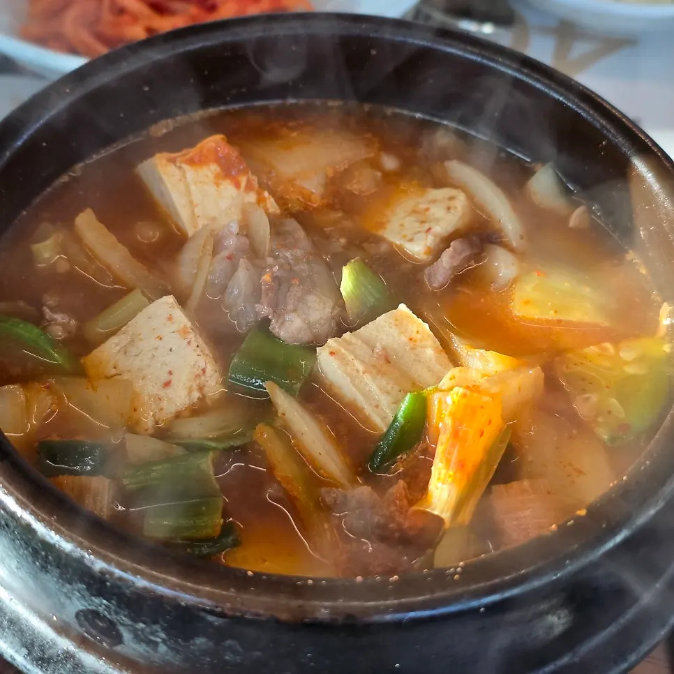 숯불 석쇠 위에서 노릇하게 익는 돼지갈비