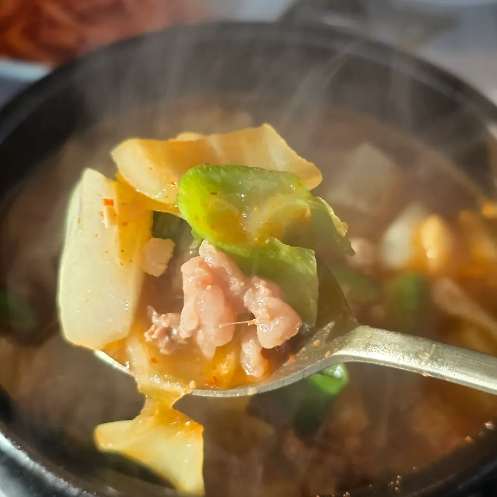 김이 오르는 뚝배기 된장찌개