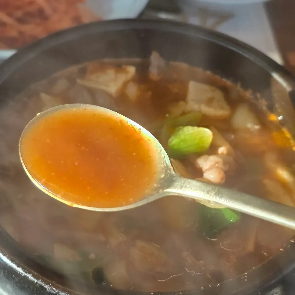 두부와 애호박, 고기 건더기를 떠올린 된장찌개