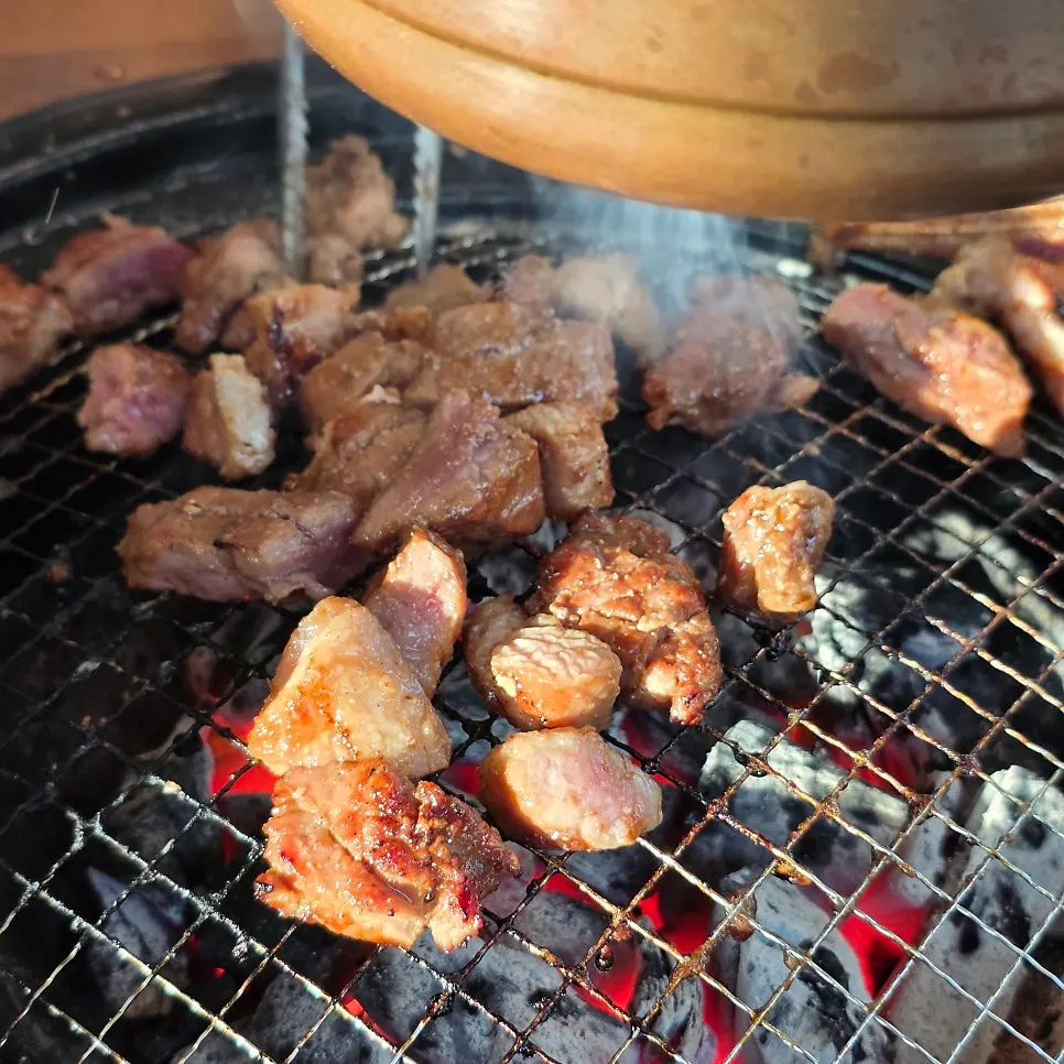 숯불에 올려 구워지는 양념갈비와 상차림