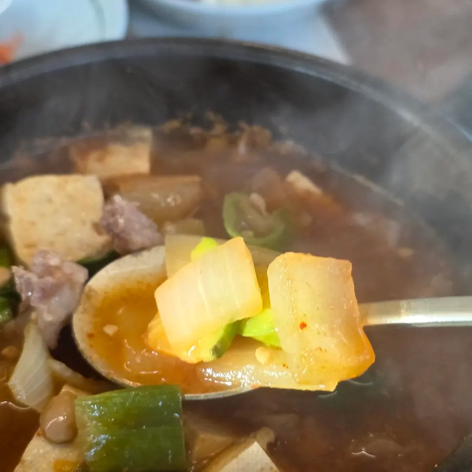 한 입 크기로 자른 숯불 양념갈비