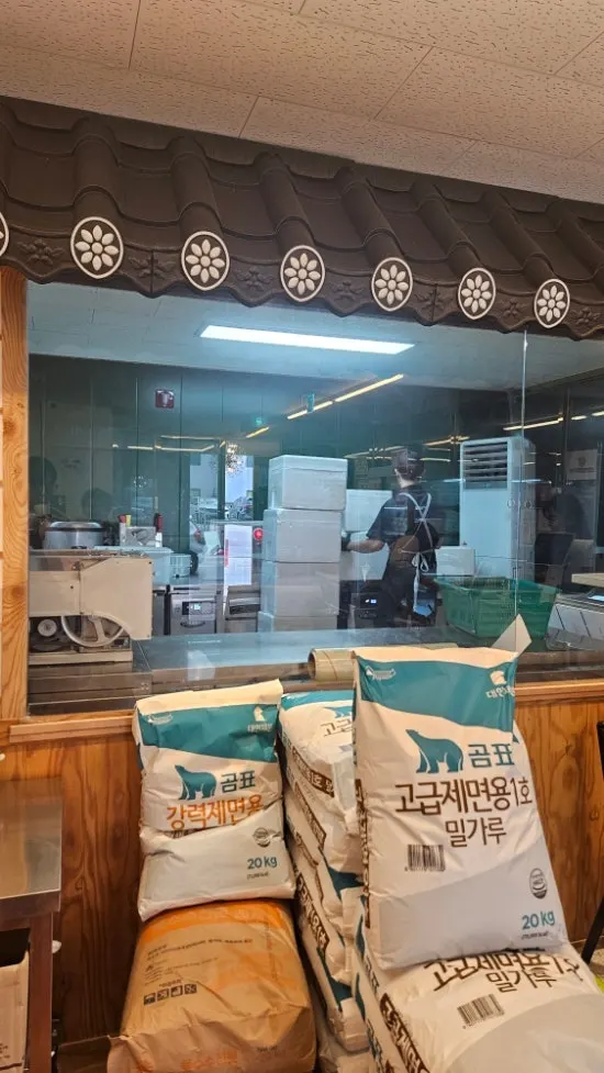 가족 식사 공간과 아이 의자
