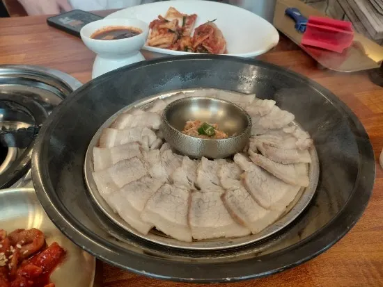 조개 육수 냄비 상차림