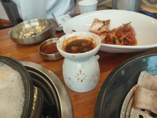 조개를 곁들인 칼국수 식사