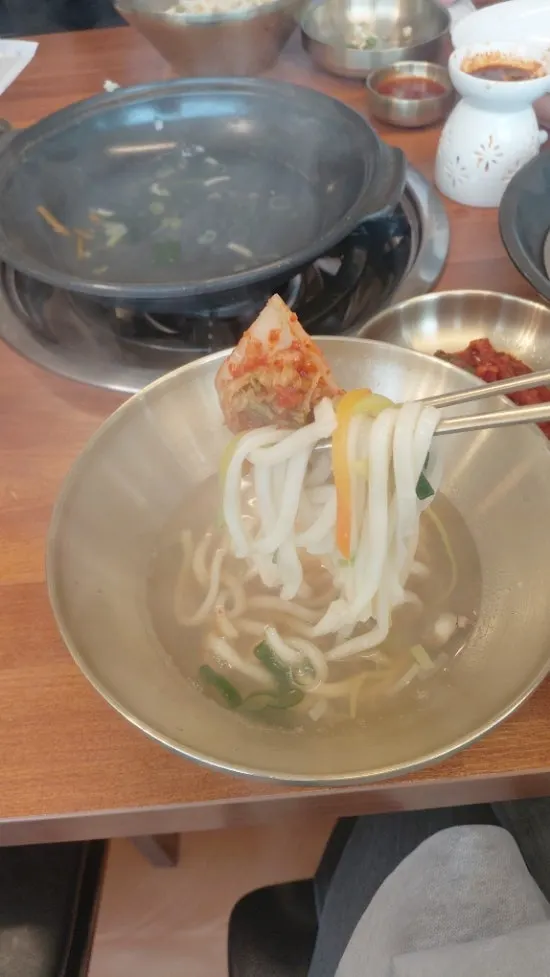 김치를 올린 조개 칼국수