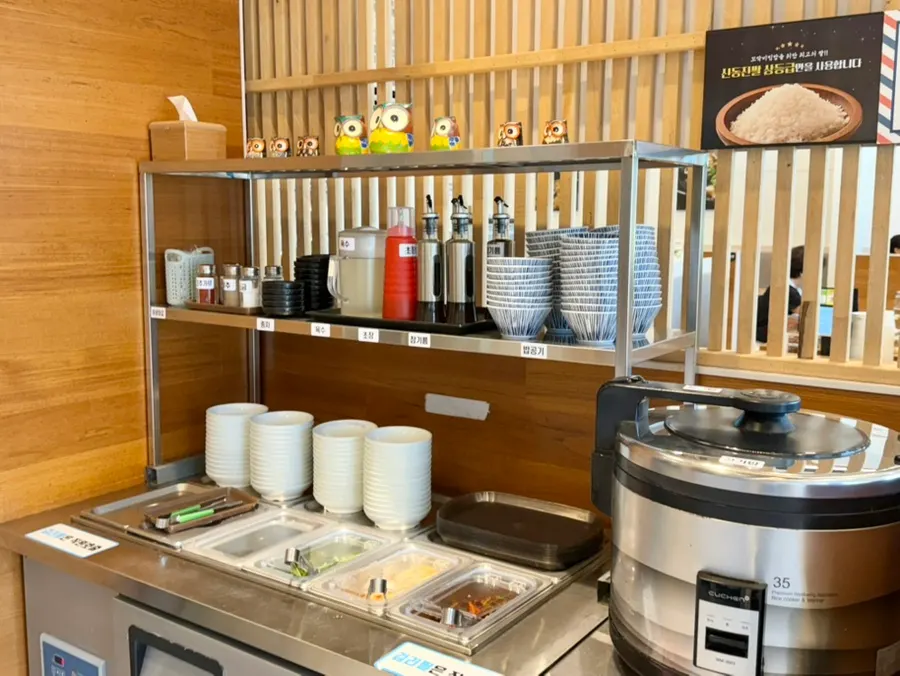 기본 반찬과 뜨끈한 어묵탕