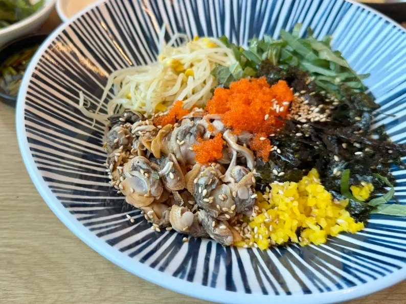 손질되어 나온 꼬막비빔밥 꼬막