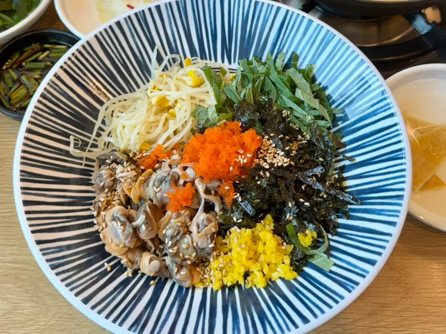 넉넉한 꼬막이 담긴 꼬막비빔밥