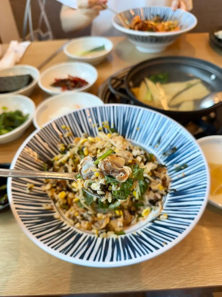 따로 제공되는 간장 양념 꼬막비빔밥