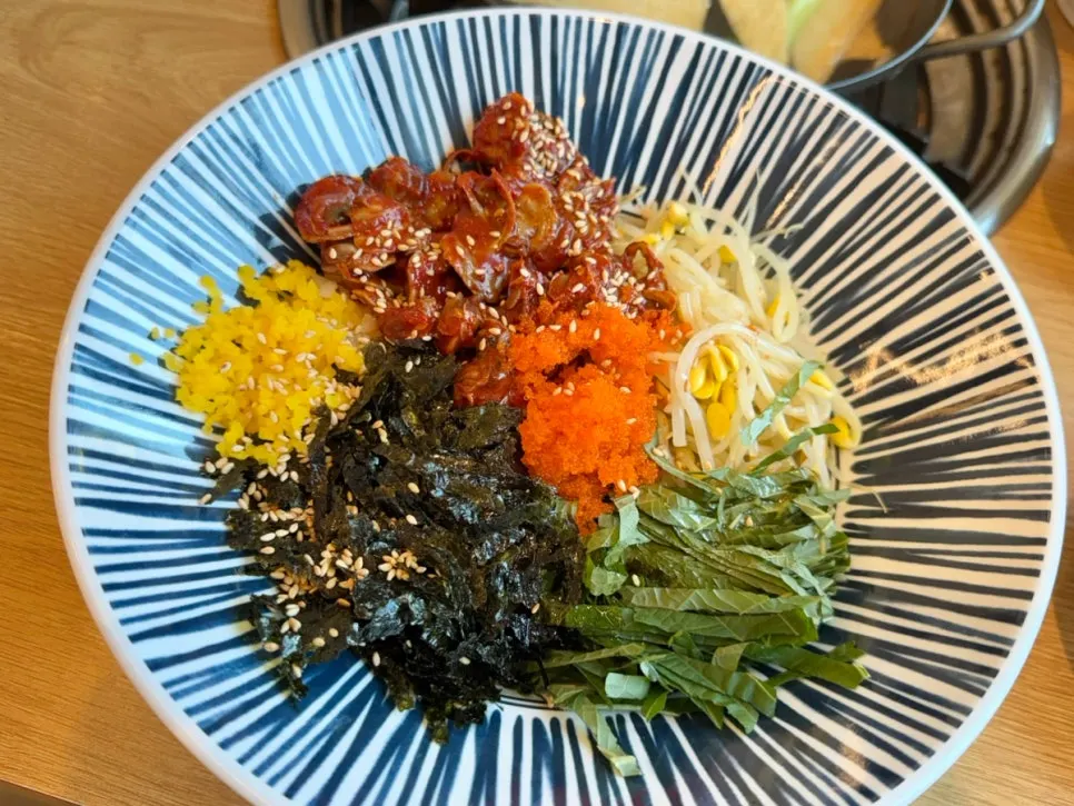 김에 싸 먹는 꼬막비빔밥 한입