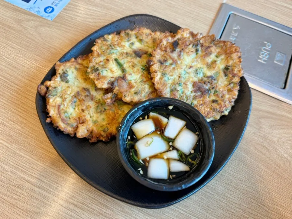 간장과 양념 꼬막비빔밥 두 가지 맛
