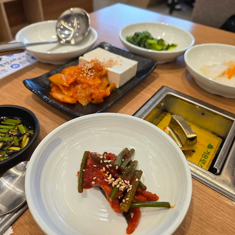整然と並んだコマク定食の食卓