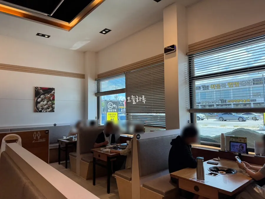 여유 있는 테이블 간격의 매장