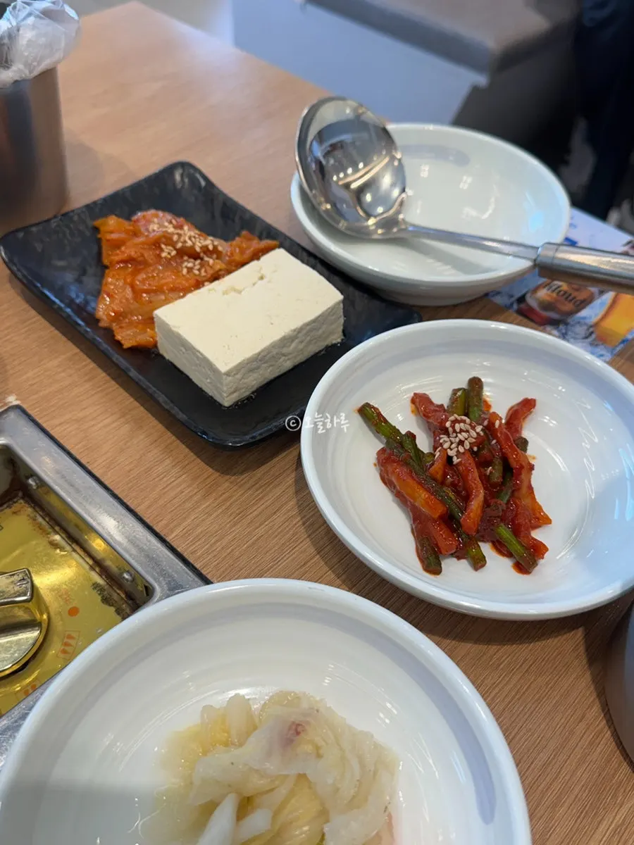 꼬막 요리와 곁들인 기본찬