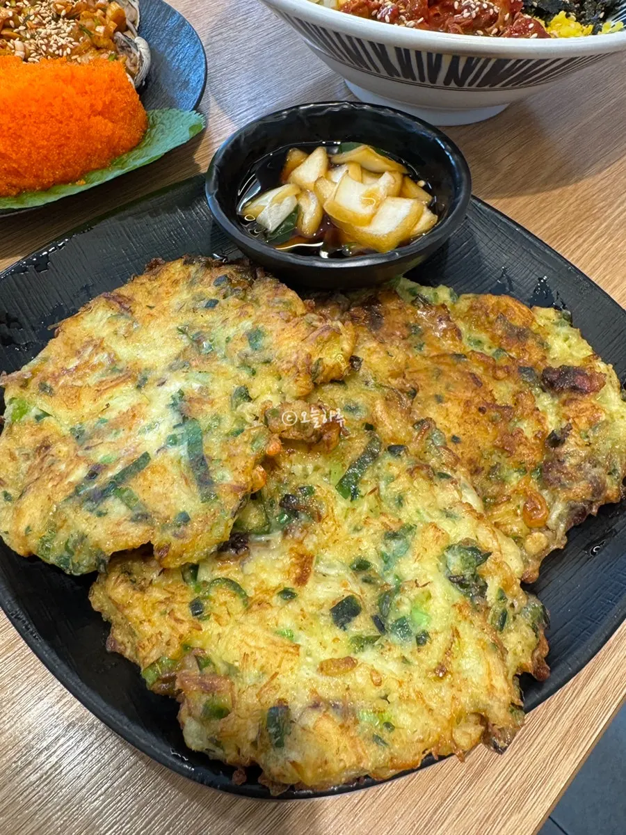 두툼하게 부친 꼬막전