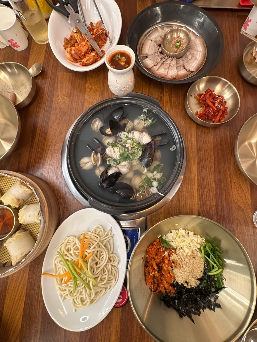 Ordering the set for two at Goryeo Mulchong Kalguksu