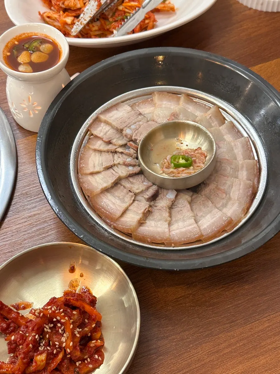What comes with the mulchong kalguksu set for two