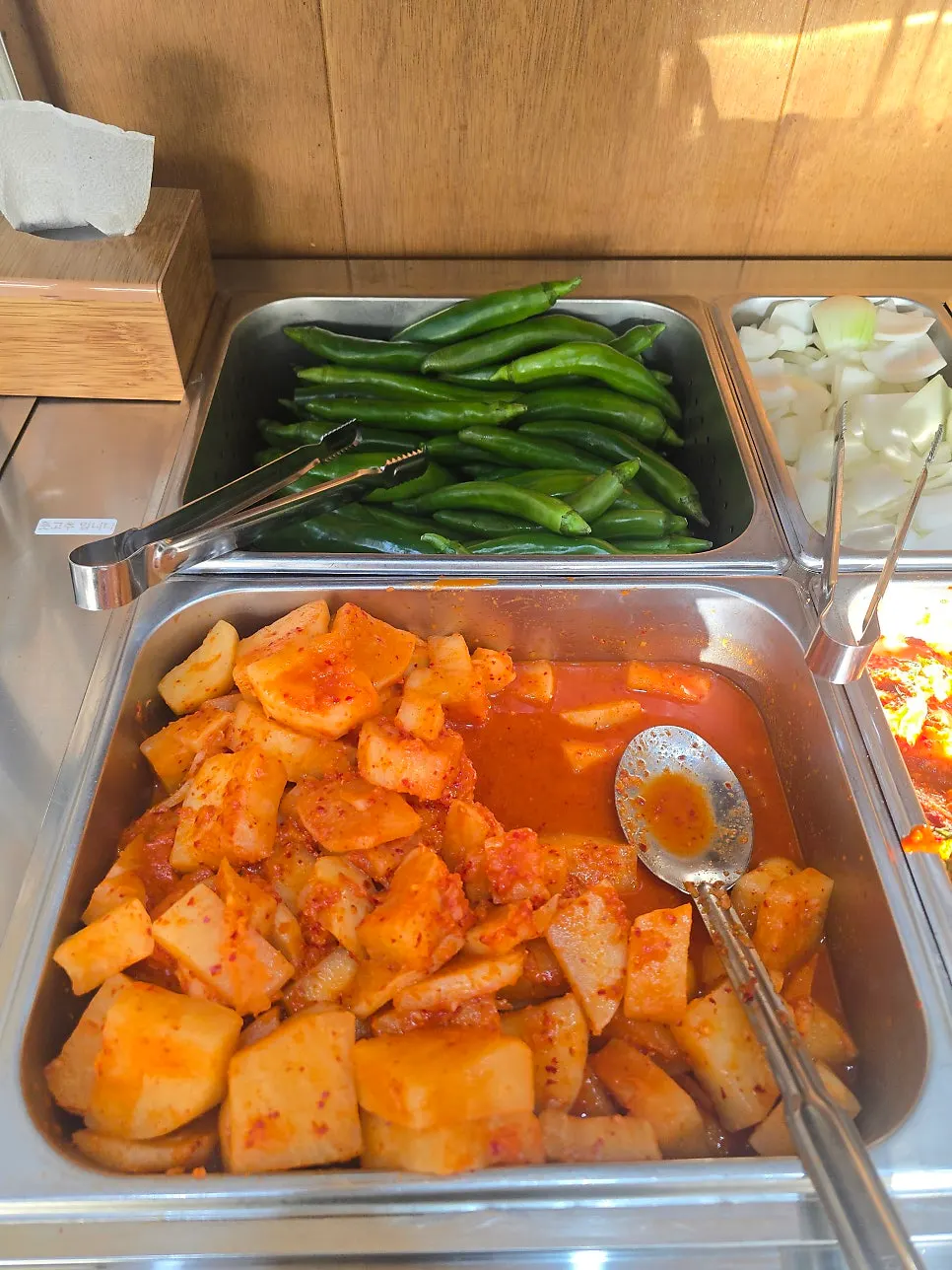 테이블에 차려진 순대국 상차림
