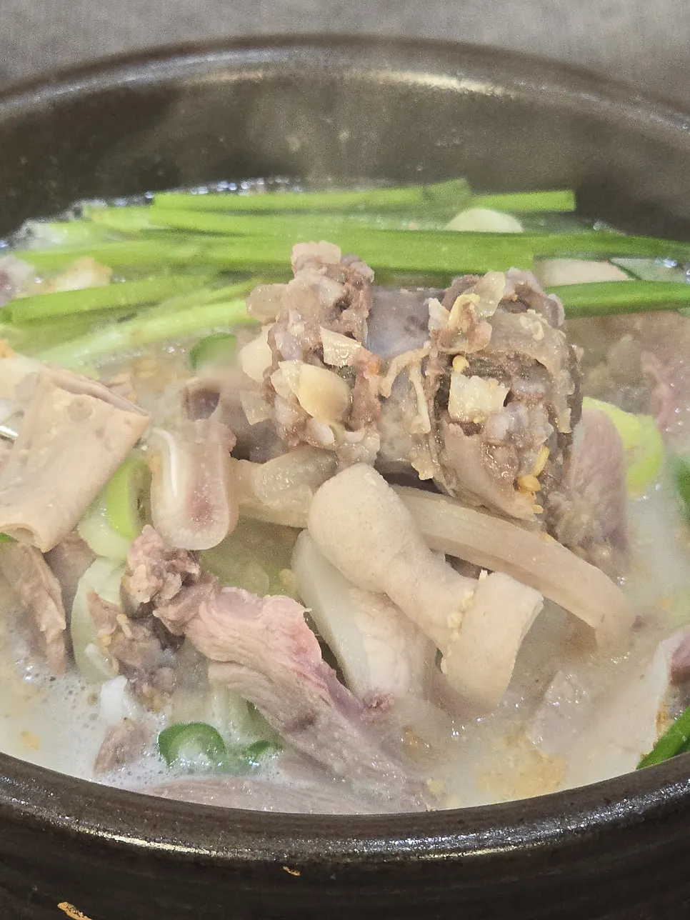 순대와 부속류가 들어간 대표순대국