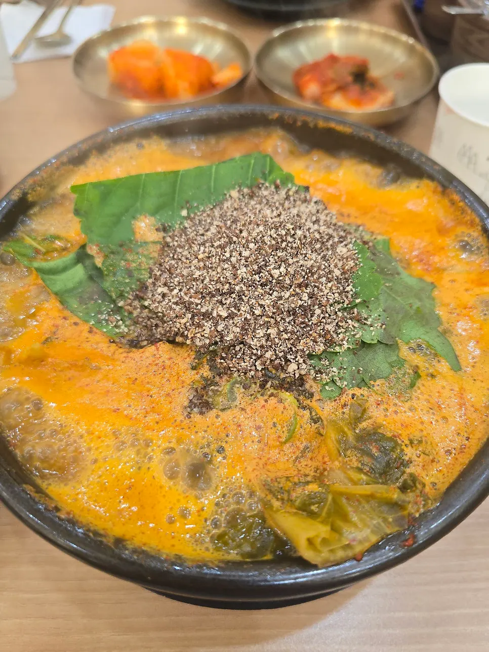 우거지가 넉넉한 왕창 뼈해장국