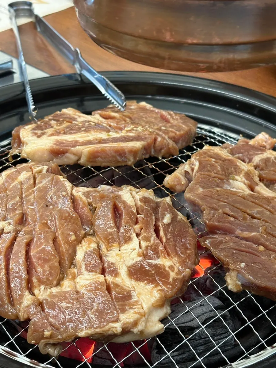 炭火上烤制的软嫩猪排骨