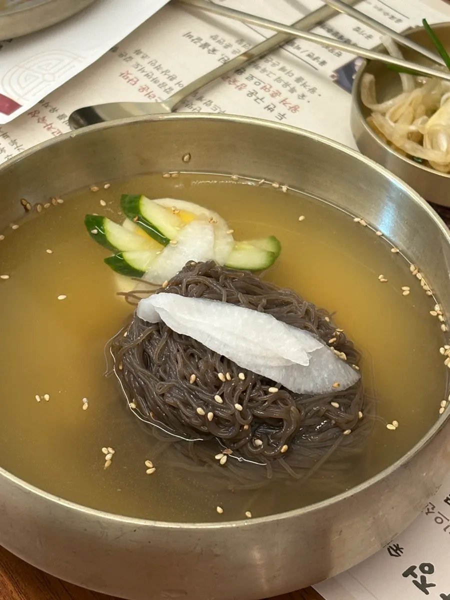 搭配冷面和大酱汤的一餐