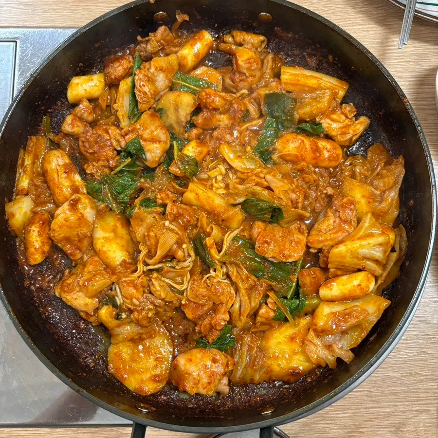 계란찜을 포함한 닭갈비 기본 반찬