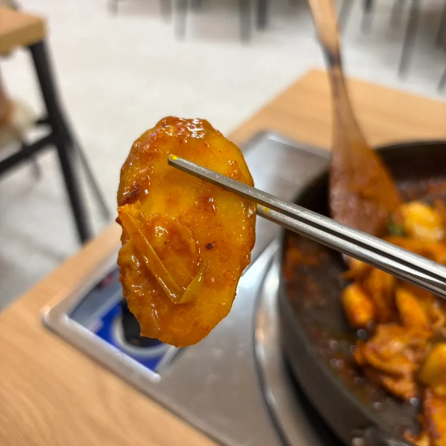 조리되어 나온 푸짐한 닭갈비