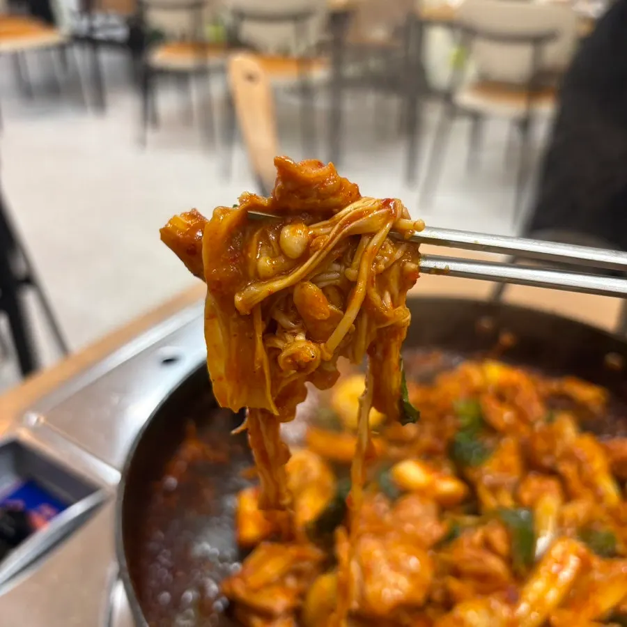 분모자와 야채가 담긴 닭갈비