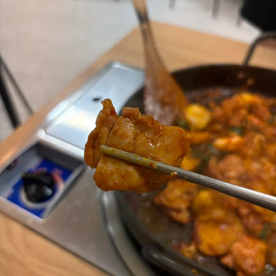 양념이 밴 쫀득한 분모자 닭갈비