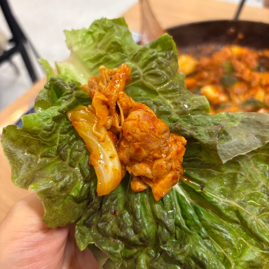 부드러운 닭고기와 매콤한 양념 닭갈비