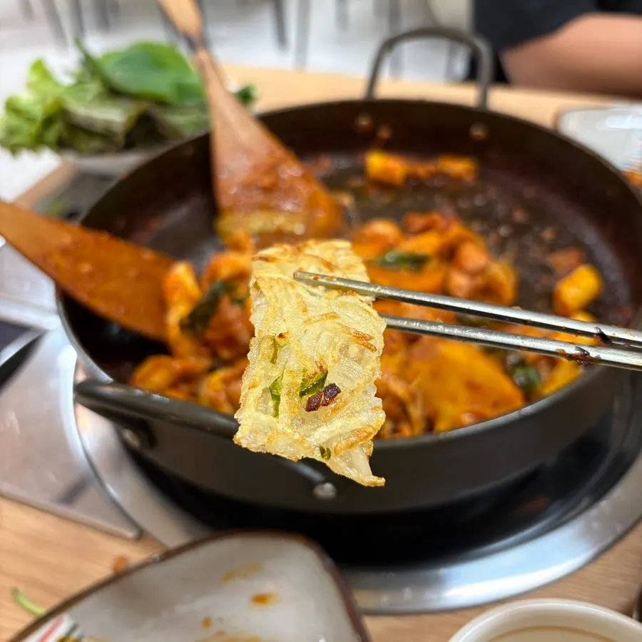겉은 익고 감자 식감이 살아 있는 감자전