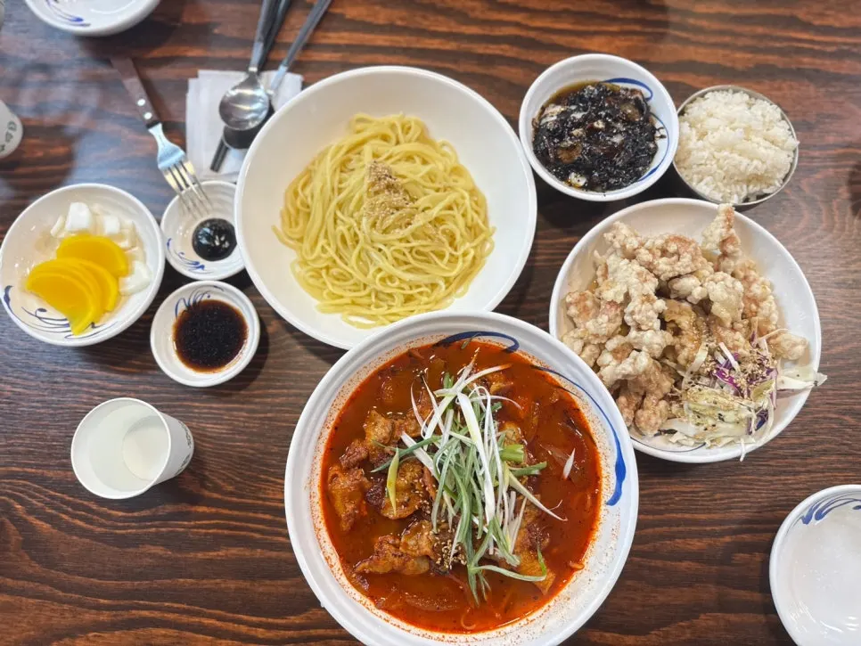 간짜장·고불짬뽕·탕수육이 함께 차려진 한 상