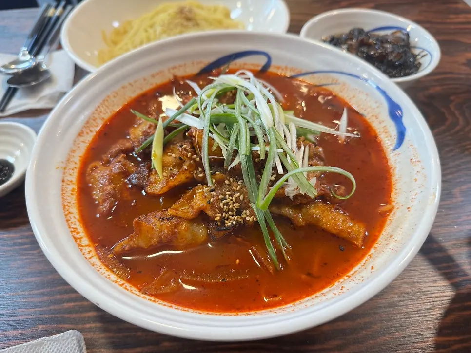 고기와 파가 올라간 고불짬뽕 한 그릇
