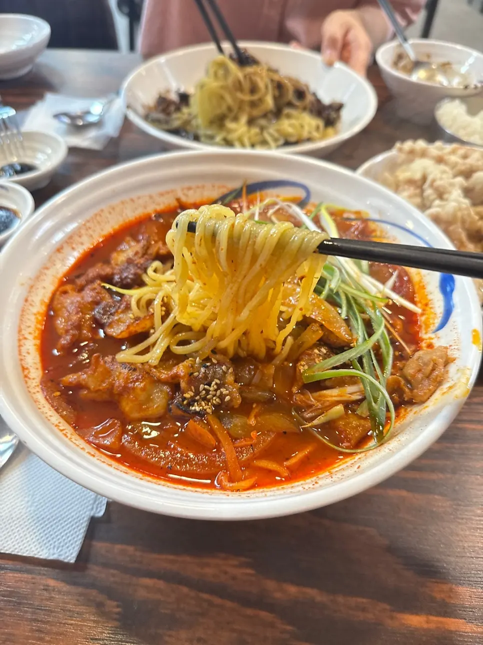 고불짬뽕 면과 고기를 함께 집어 올린 모습