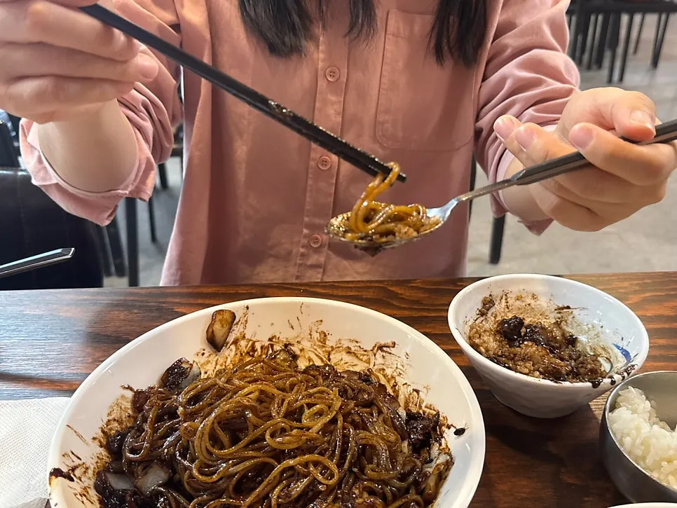 소스를 비빈 간짜장 면