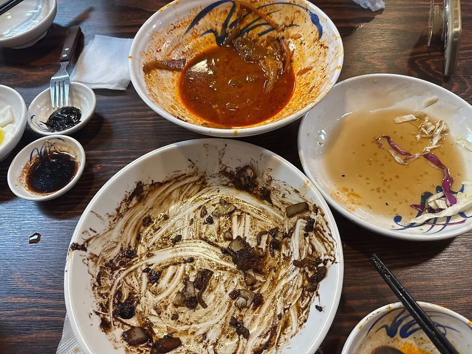 거의 비운 그릇들이 남은 테이블
