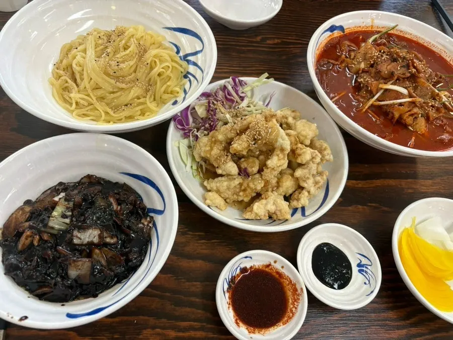 Gobul Jjambbong, gan-jjajang, and tangsuyuk spread