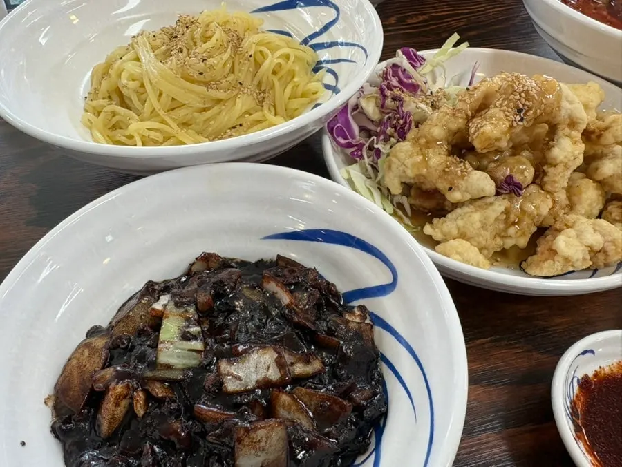 Signature Chinese dishes at Jangsu Jjambbong Jeonmunjeom