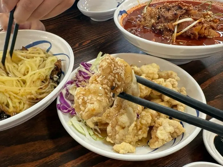 Tangsuyuk sauce and cabbage accompaniment