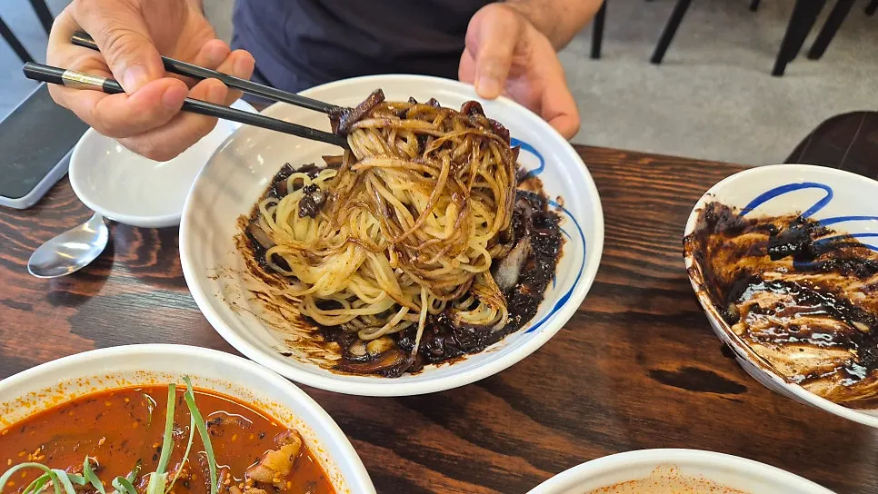 Extra-large gan-jjajang dish