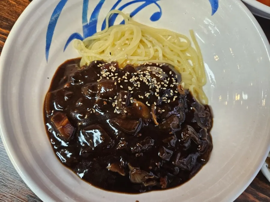 Jjajangmyeon with generous toppings at Jangsu Jjambbong Jeonmunjeom