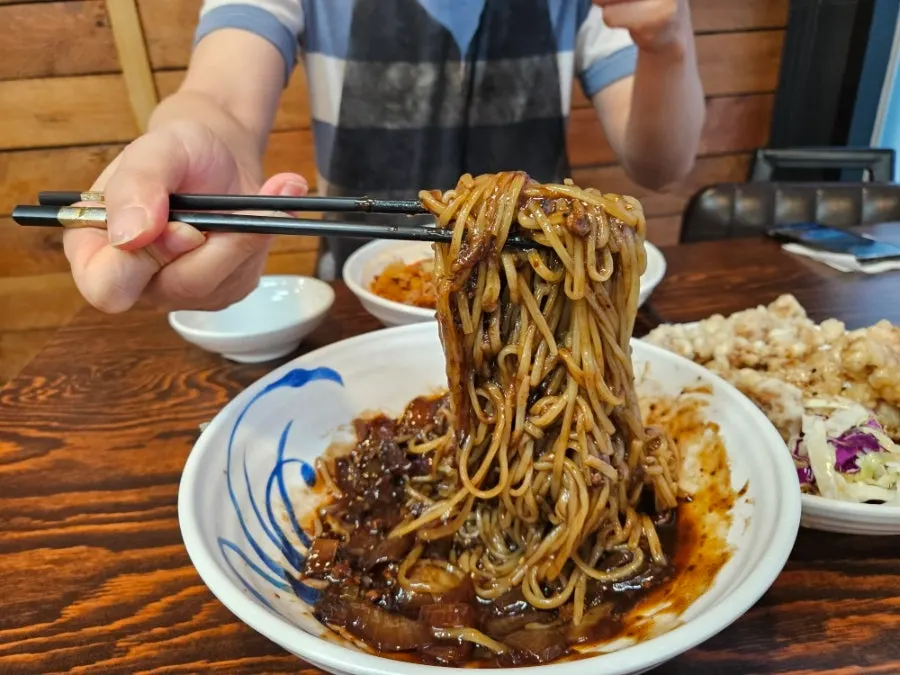 Jjajangmyeon topped with sauce before mixing