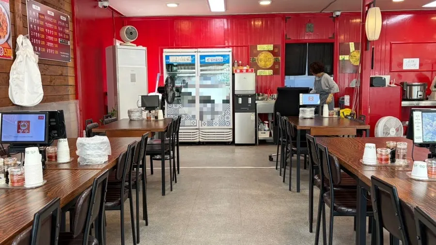 간격이 넓은 테이블 좌석