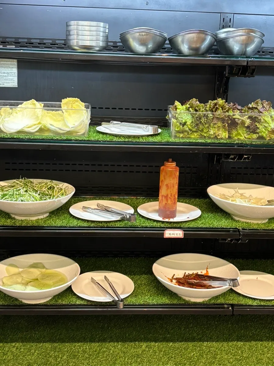 Jugeokjip's self-serve side dish and side item corner