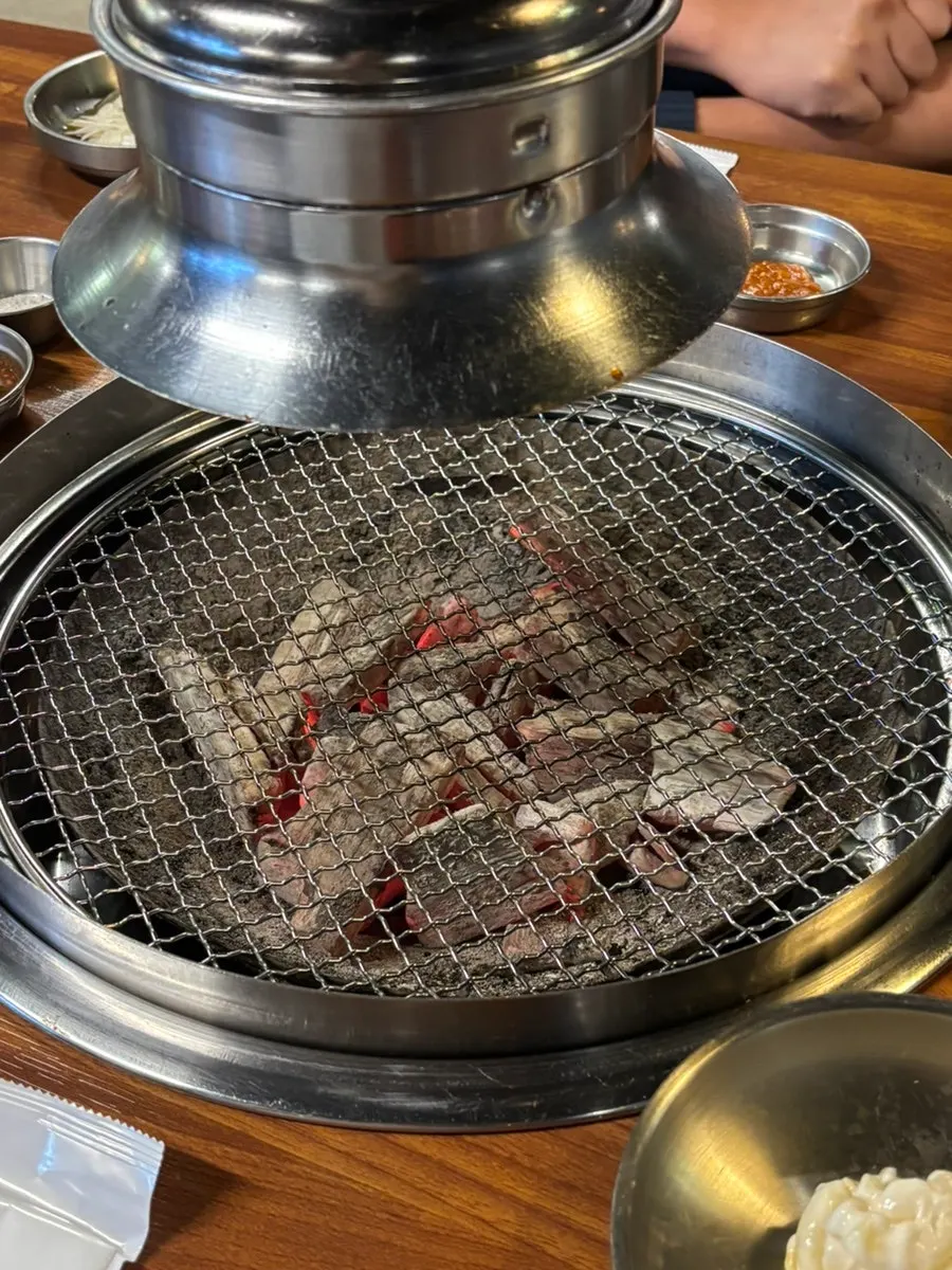 Raw jugeoksal (intercostal rib meat) table setting at Jugeokjip